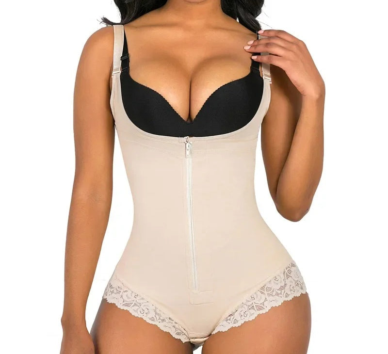 Le Body Posélia beige porté avec un soutien-gorge noir : buste libre, zip devant, bretelles réglables, finition dentelle
